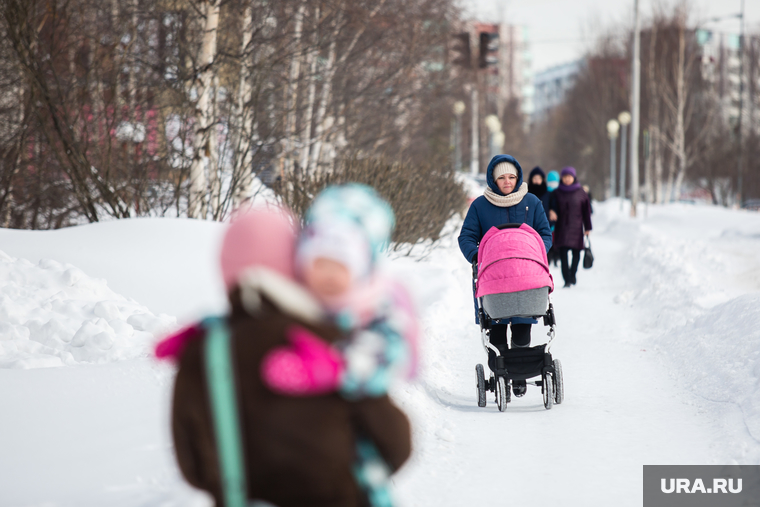 Виды города зимой. Сургут, материнство, мама с коляской