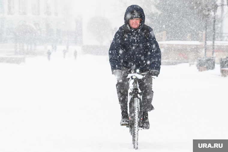 Виды Екатеринбурга, зима, велосипедист, снегопад