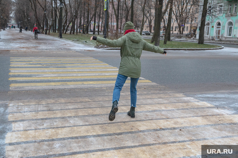 Гололед, ледяной дождь в Перми., пешеходный переход, гололед, ледяной дождь, Тротуары