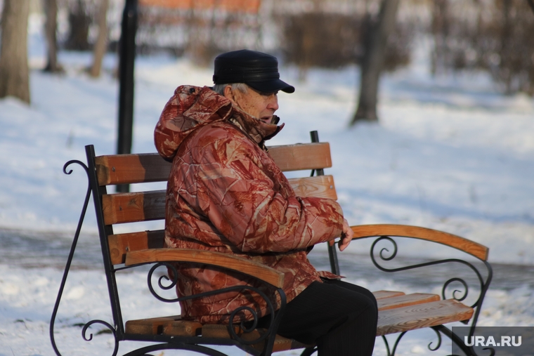 Город. Курган, пенсионер, зима