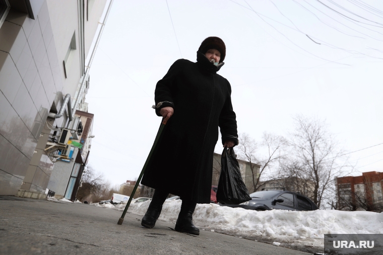 Здание арбитражного суда и городской прокуратуры. Курган, пенсионерка, зима, пожилая женщина, бабушка, трость в руке, пенсия