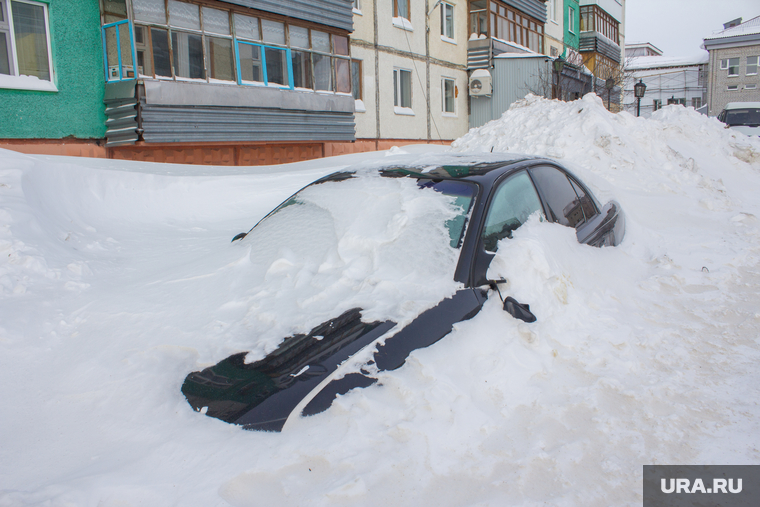 Поселок Излучинск. Нижневартовский район, сугроб, машина в снегу