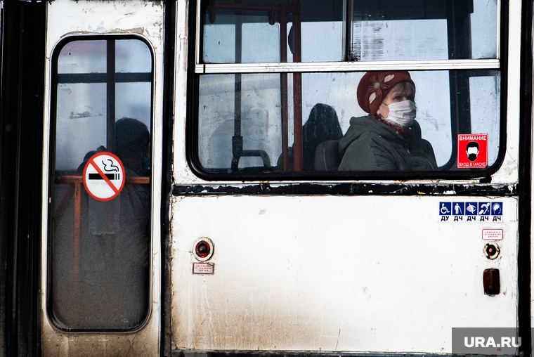 Виды Екатеринбурга, автобус, общественный транспорт, защитная маска, маска на лицо, масочный режим, медицинская  маска, вход в масках