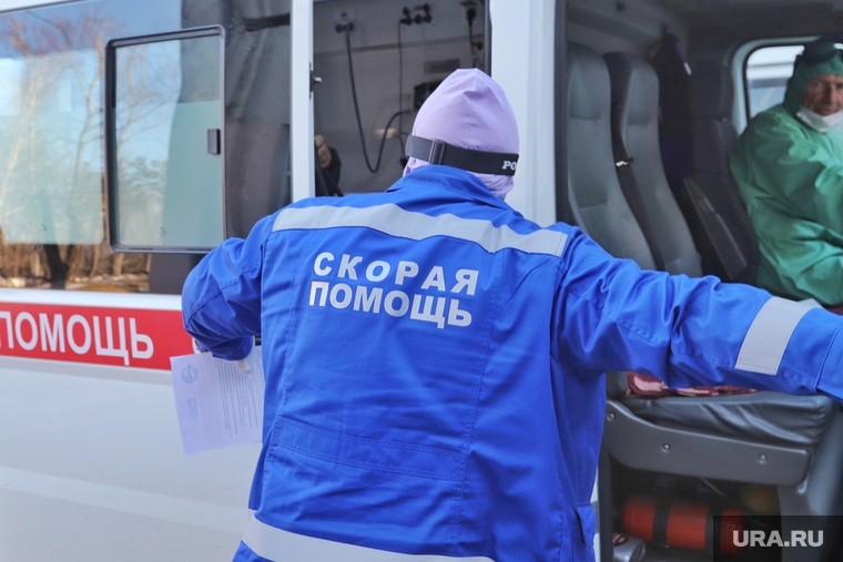 Приёмный покой в красной зоне городской больницы. Курган, защитный костюм, медики, фельдшер, зона карантина, красная зона, городская больница 2, скорая помощь
