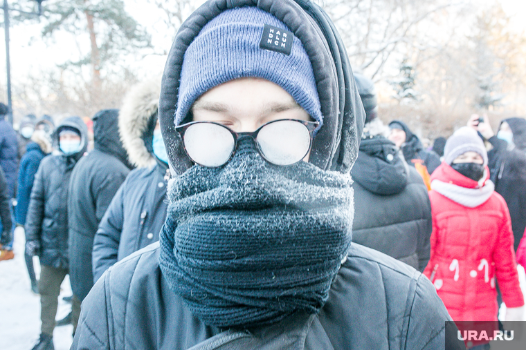 Несанкционированная оппозиционная акция. Тюмень, погода, очки, человек в маске, люди в масках, митинг, несанкционированная акция, мороз, холод, холодная погода, очки hugo boss, несанкционированный митинг