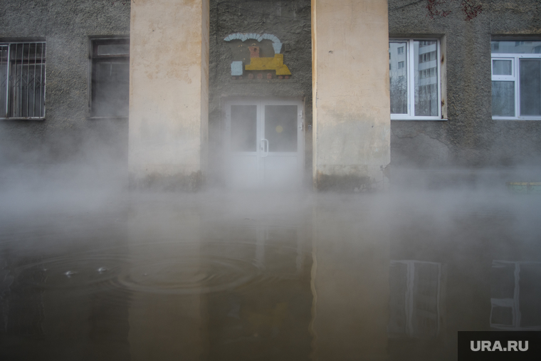 Прорыв горячей воды на улице Крылова. Екатеринбург, затопление, горячая вода, детский сад теремок, кипяток, пар