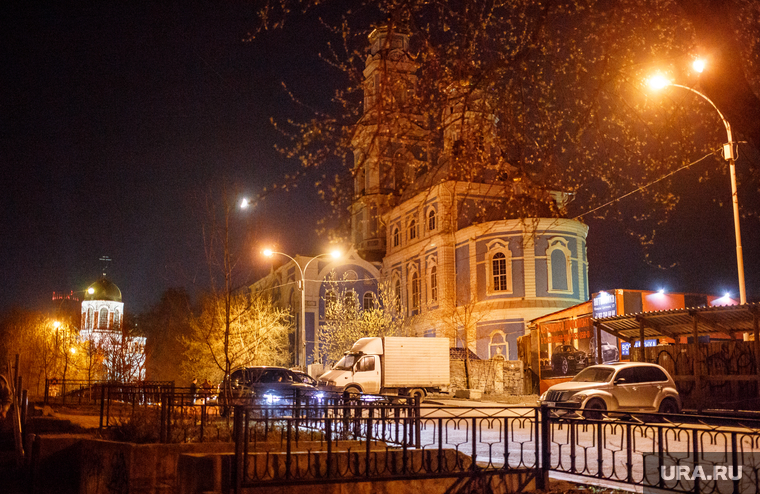 Ночная молодежная тусовка с кальянами на Вознесенской горке. Екатеринбург, храм вознесения господня, вознесенская церковь