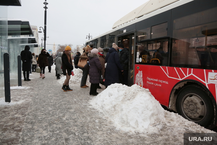 Город. Пермь, снег, уборка снега, автобус, остановка автобусная