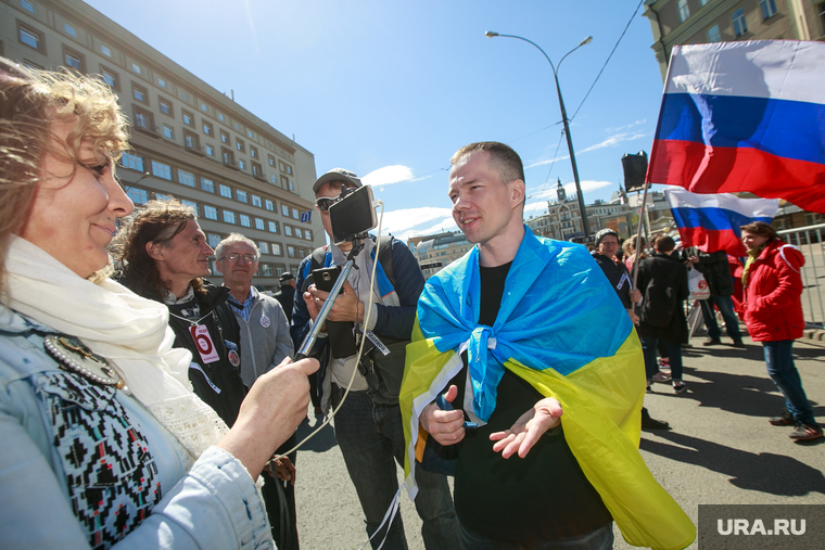 5-ая годовщина Болотной площади. Митинг на проспекте Сахарова. Москва.ЛГБТ, флаг украины, флаг россии, дадин ильдар