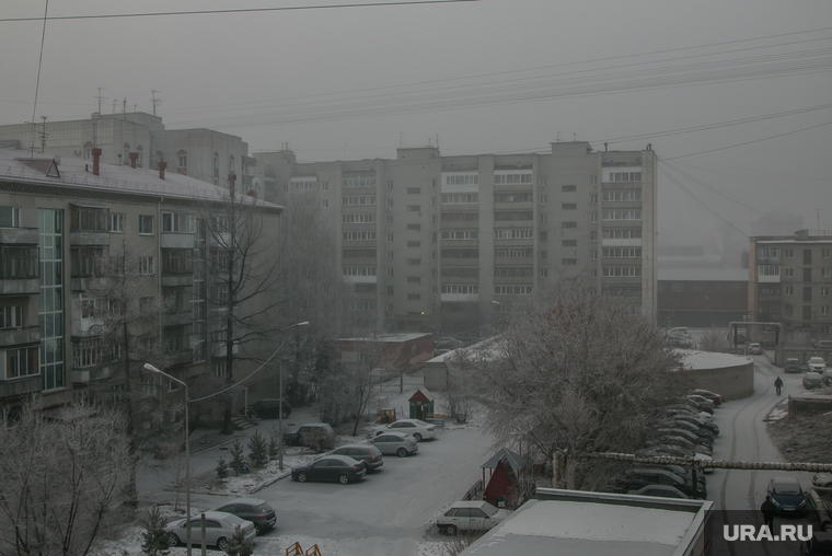 Туман в городе. Курган, зима, плохая видимость, двор дома, туман