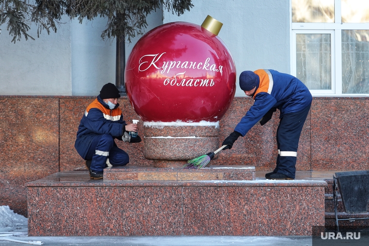 На территории областного правительства установили праздничные новогодние шары