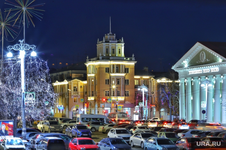 Новогоднее украшение города. Курган , автомобильная парковка, машины, гирлянда, площадь в кургане, площадь ленина, новогоднее украшение