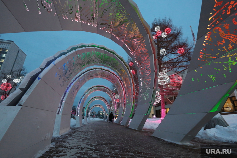 В центре Перми по улице Ленина жители города могут пройтись под светящейся аркой