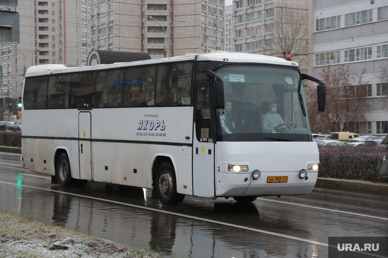 Проверка  кодов в торговом центре и пункт вакцинации. Виды города, осень. Пермь, автобус, междугородний автобус, автобус пермь чебоксары