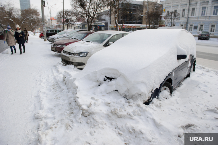 Зимний Екатеринбург, зима, сугроб, брошенная машина, снег в городе, улица малышева