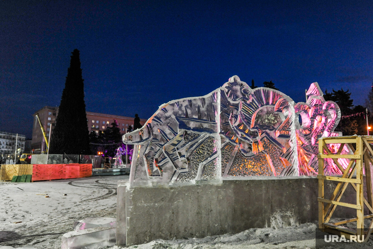 На площади Революции завершается монтаж ледового городка