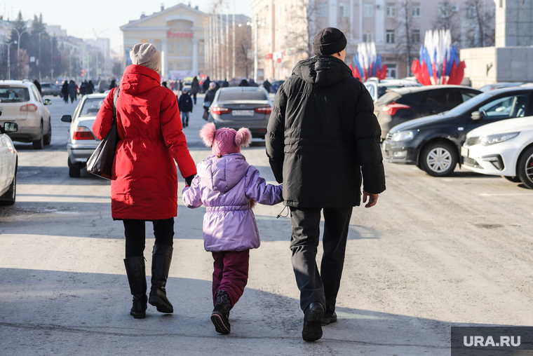 Виды города. Курган, семья