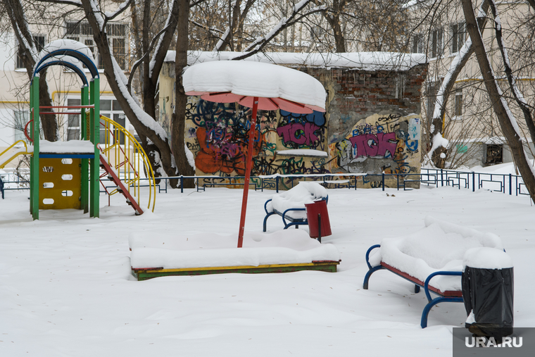 Виды Екатеринбурга, снег, зима, детская площадка, сугробы