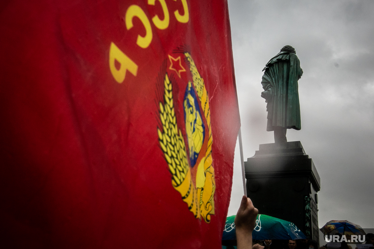 Митинг КПРФ за отмену выборов на Пушкинской площади. Москва, ссср, советский союз, памятник пушкину, кпрф, пушкинская площадь, митинг, протест, коммунисты