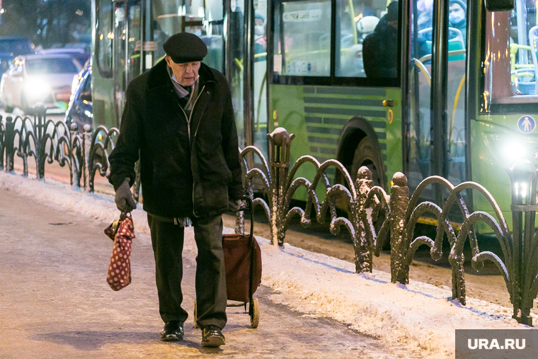 Новогоднее оформление. Тюмень, пенсионер, дедушка, пенсия, пожилой человек