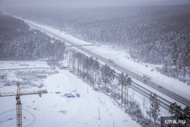 Виды города. Екатеринбург, зима, лес, снегопад, трасса, вид сверху, стройка