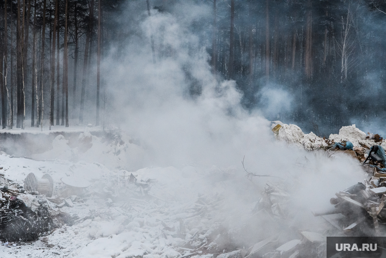 Пожар на несанкционированной свалке на Уралмаше. Екатеринбург, дым, лес, свалка горит, пожар на свалке