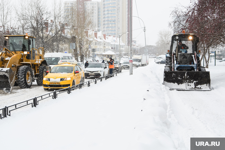 Уборка снега. Екатеринбург, снег на тротуаре, уборка снега, пробка, трактор, уборка тротуара