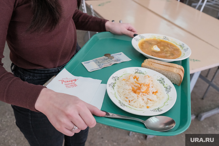 Столовая в промышленном техникуме. Курган, салат, борщ, столовая, еда, школьная столовая, питание, школьное питание