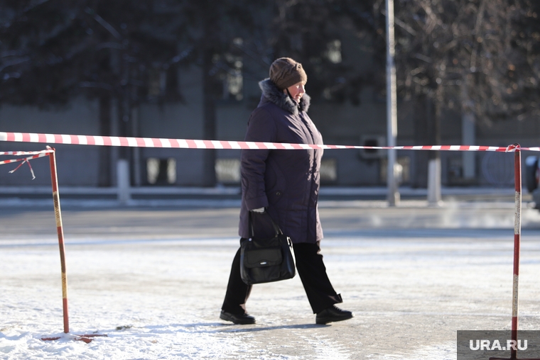 Строительство ледового городка на площади Ленина. Курган, пенсионерка, ограничительная лента, женщина