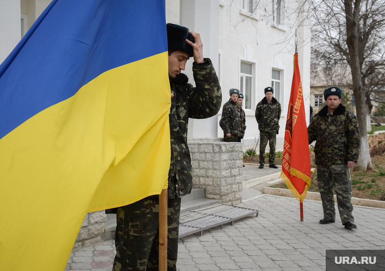 Безоружные украинские военные встретились с Российскими. Переговоры.Севастополь. Крым. Аэропорт Бельбек, флаг украины, армия