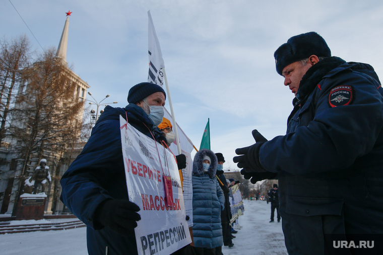 Пикет против установки барельефа Сталина у окружного дома офицеров. Екатеринбург, дом офицеров, пикет против сталина