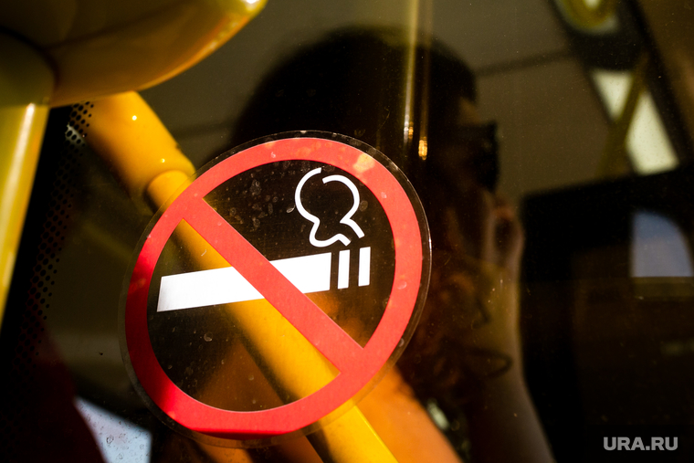 Флаг ЛГБТ сообщества на посольстве Великобритании. Москва, курить запрещено, курение запрещено, знак курить запрещено