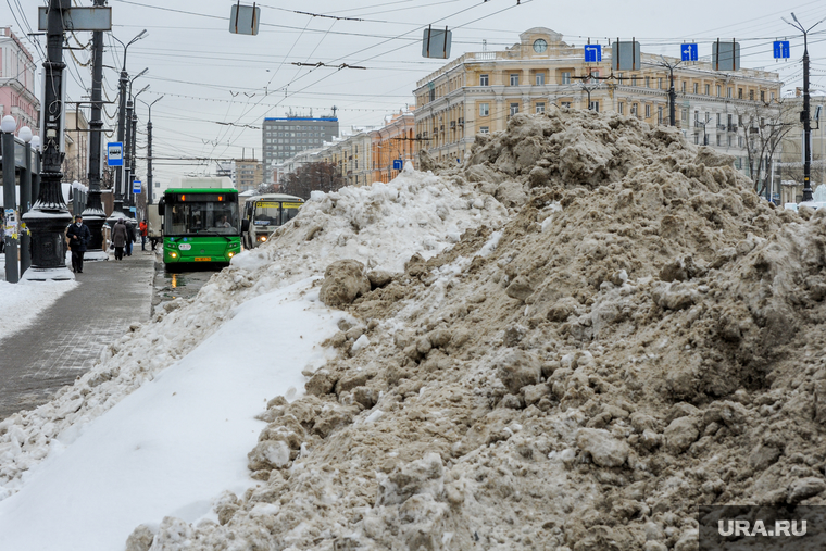 Последствие снегопада. Челябинск, сугроб, площадь революции, снежная куча, куча снега, проспект ленина