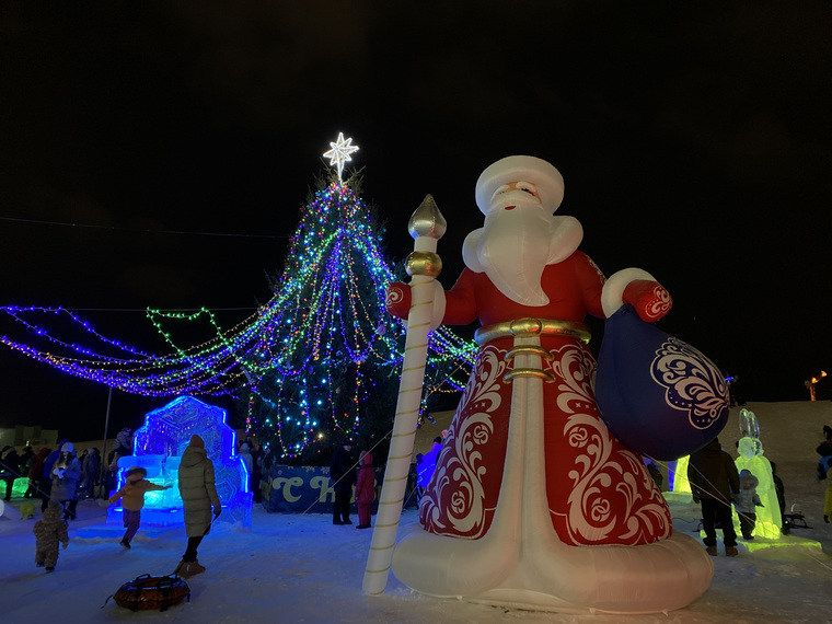 Новогодние статуи установили в ледовом городке