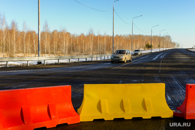 Алексей Текслер осмотрел дороги и объекты дорожной инфраструктуры, на которых велись работы в 2020 году. Челябинск , ремонт дороги, ограждение, дорога