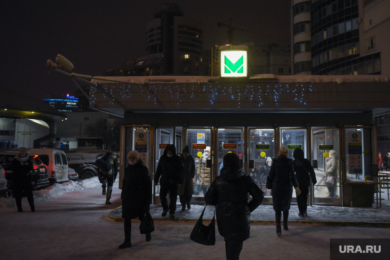 Новогодняя иллюминация на улицах города. Екатеринбург, выход из метро