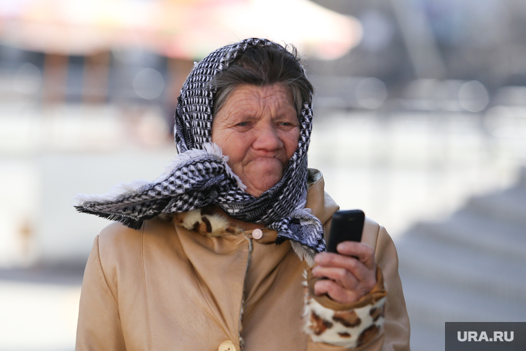 Праздник Весны и Труда. Курган, пенсионерка, бабушка с телефоном