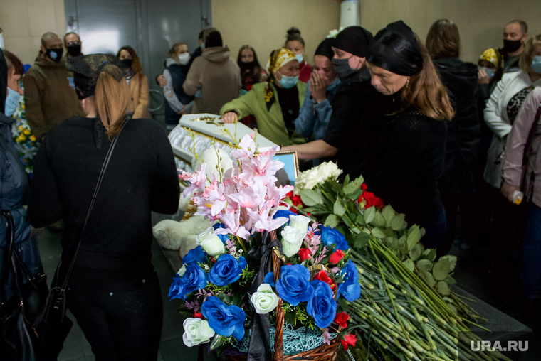 Прощание с Настей Муравьевой в Патрушевском ритуальном зале. Тюмень, траур, прощание, похороны