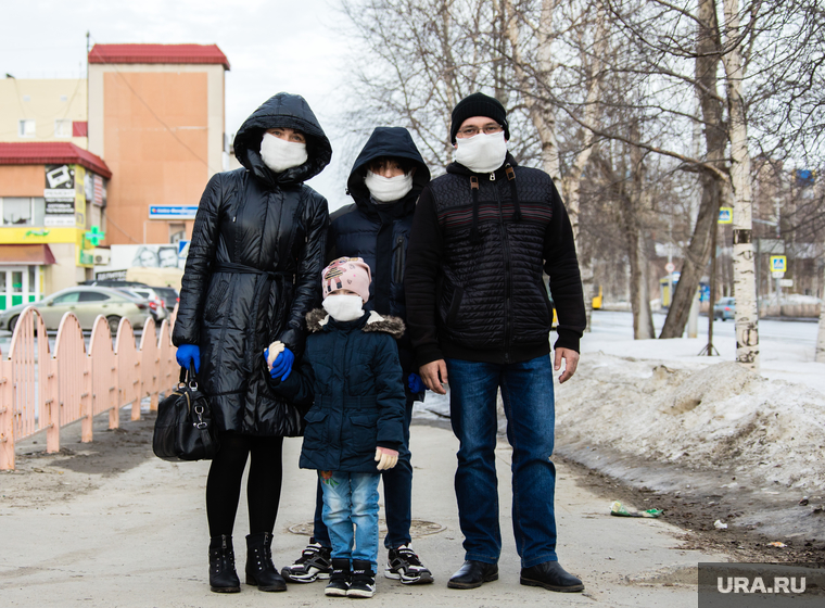 Город во время режима самоизоляции. Сургут, медицинская маска, вирус, люди в медицинских масках, семья в масках, санитарные нормы, коронавирус