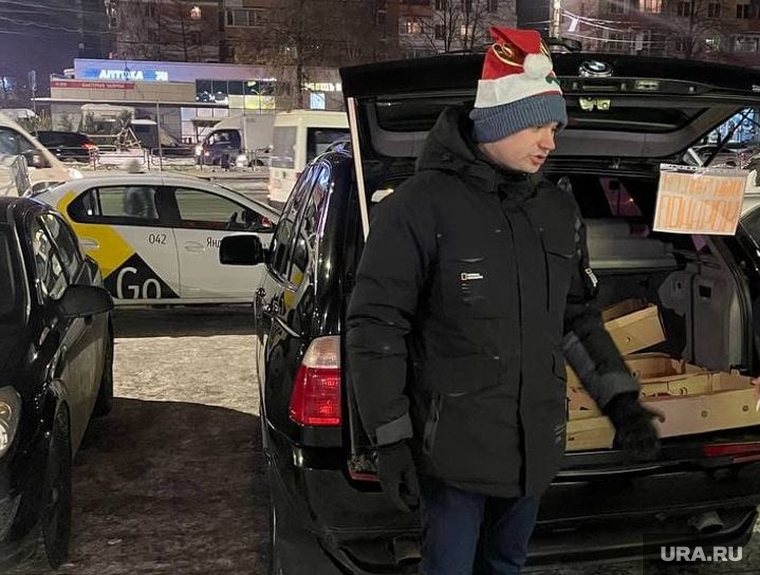 Бывший заместитель министра экологии Челябинской области Виталий Безруков раздает колбасу