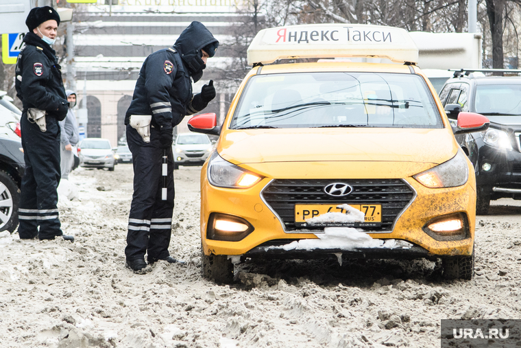 Виды Екатеринбурга, снежная каша, снег на дороге, снег в городе, улица розы люксембург, яндекс такси, грязный снег, нечищенная дорога, гибдд, дпс, неубранный снег, дорожно-патрульная служба