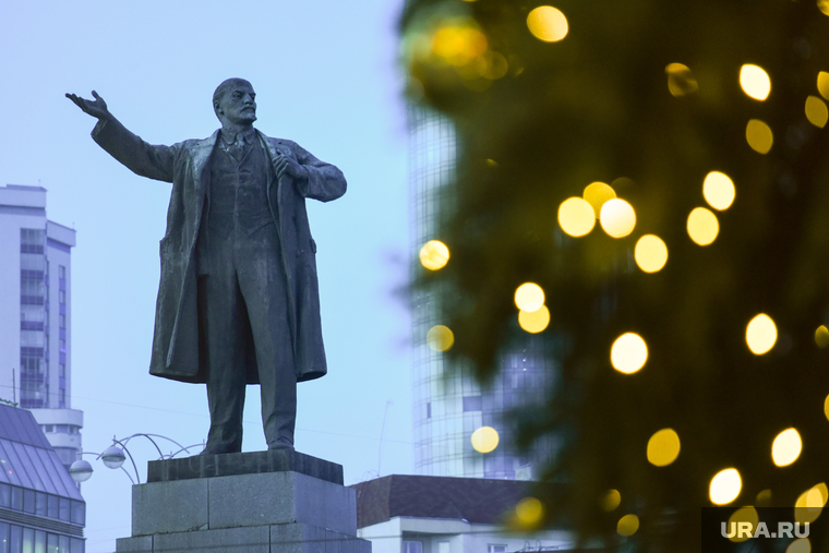 Новогодняя иллюминация на улицах города. Екатеринбург, памятник ленину, иллюминация