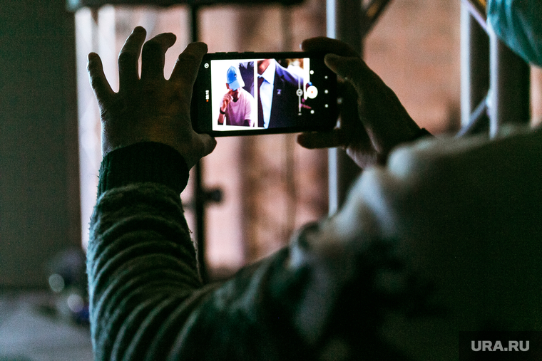 Презентация брендбука Тюмени. Тюмень, фотосъемка, смартфон в руке