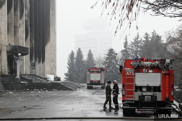 На правительственном здании видны следы пожара