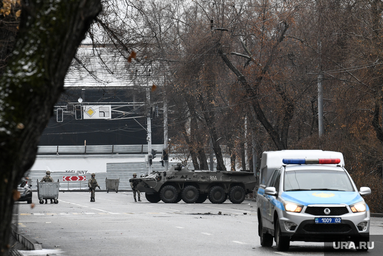 Обстановка в Алма-Ате после взятия города под контроль правительственными силами. Алма-Ата, Казахстан, бтр, силовики, оцепление, казахстан, Алма-Ата, Алматы, алмаата, алмата, правительственные войска