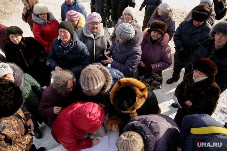 Митинг против сокращения врачей и закрытия отделений в районной больнице. Село Уинское. Пермский край
, подписи, толпа