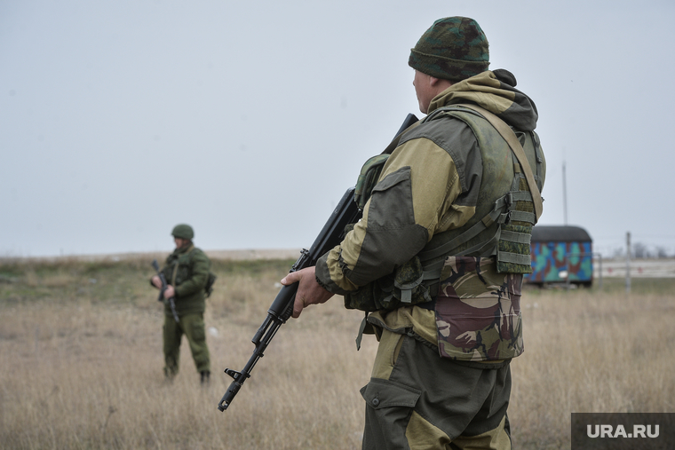 Безоружные украинские военные встретились с Российскими. Переговоры.Севастополь. Крым. Аэропорт Бельбек, автомат, армия, военные, спецназ, солдат