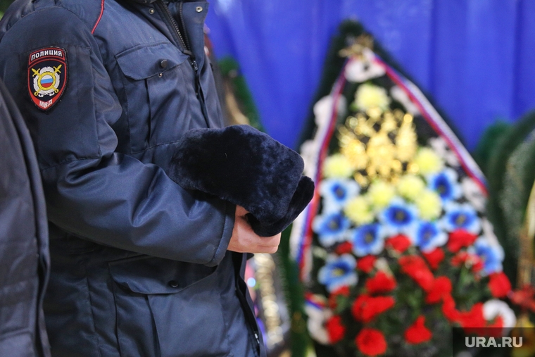 Похороны погибшего полицейского Михалева Дениса в поселке Мишкино. Курган, венок, полиция, похороны