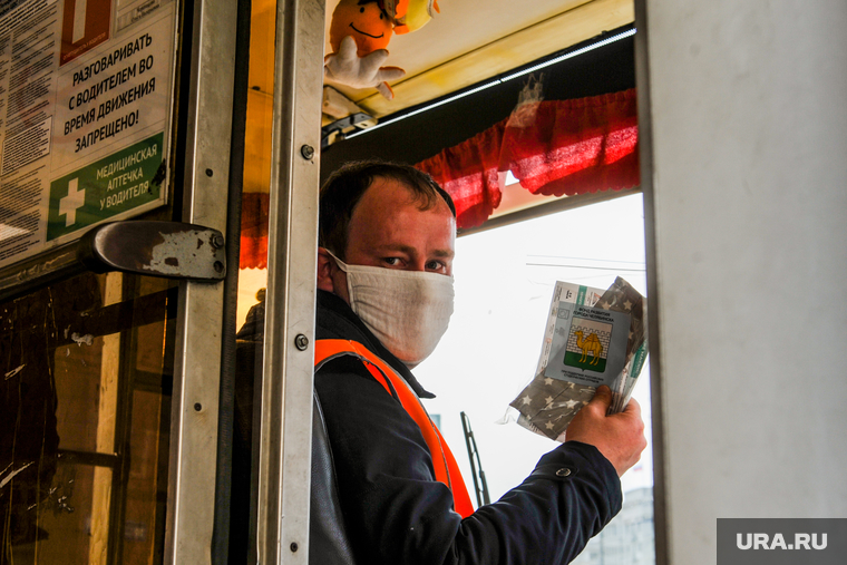 Раздача бесплатных медицинских масок в городском общественном транспорте. Челябинск, эпидемия, водитель трамвая, раздача масок, трамвай