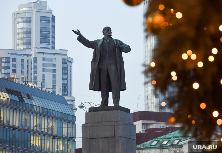 Новогодняя иллюминация на улицах города. Екатеринбург, памятник ленину, новогоднее оформление, иллюминация